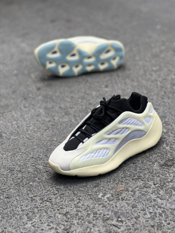 Adidas Yeezy 700V3 Beige
