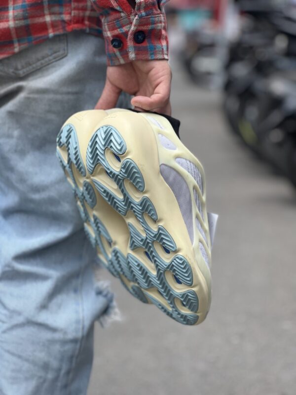 Adidas Yeezy 700V3 Beige