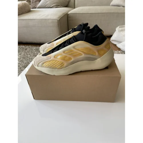 Adidas Yeezy 700V3 Beige/Amarillo